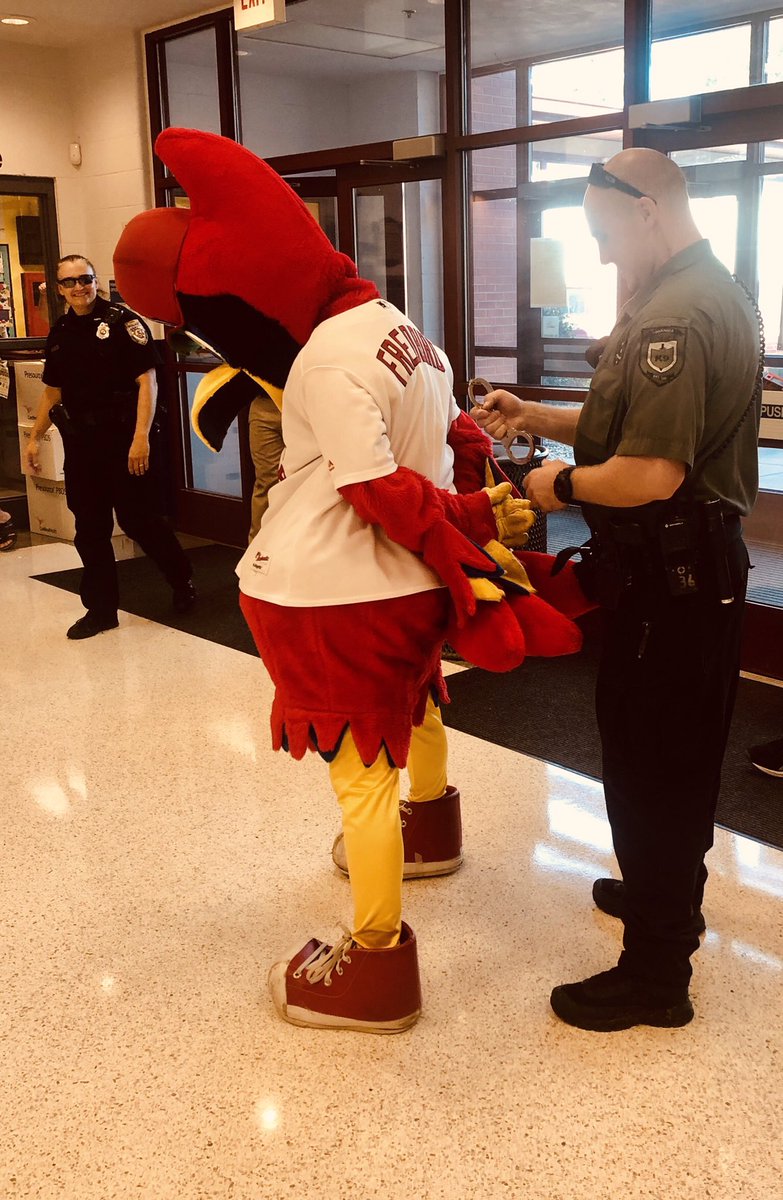 geowilkerson's tweet photo. 🚔@SwanseaPoliceIL  had some FUN with Fredbird today at High Mount School as we welcomed our students on their first day. ⚾️#HMS116 THANK YOU @Cardinals https://t.co/xvwYFT7DDI