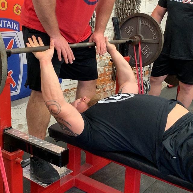 RealMattWenning's tweet photo. Multiple sets of speed work today!!! The goal??? Be fucking fast and explode!!! This is 185 - brand new double reds (100) and 80 in chain!!! https://t.co/RO6FjtsOwi #wenning #speedbench #benchpress #powerbuilding #powerlifting https://t.co/KRasu0VUJc https://t.co/xkbnIAN54i