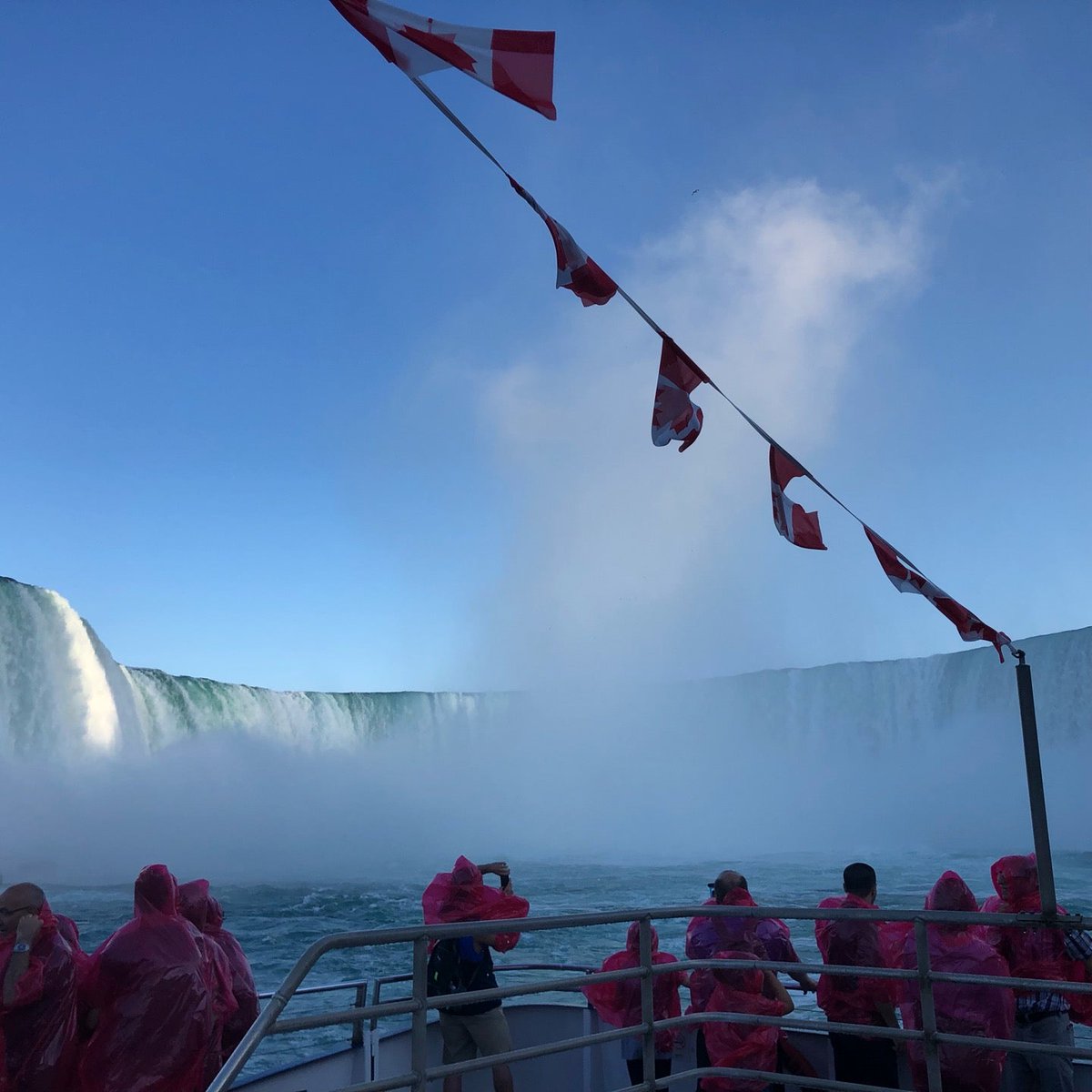 ShawnShelnutt's tweet photo. Loved it! (@ Niagara Falls (Canadian Side) - @niagaraparks in Niagara Falls, ON) https://t.co/8fwAKdyA21 https://t.co/SBoeGlO2w7