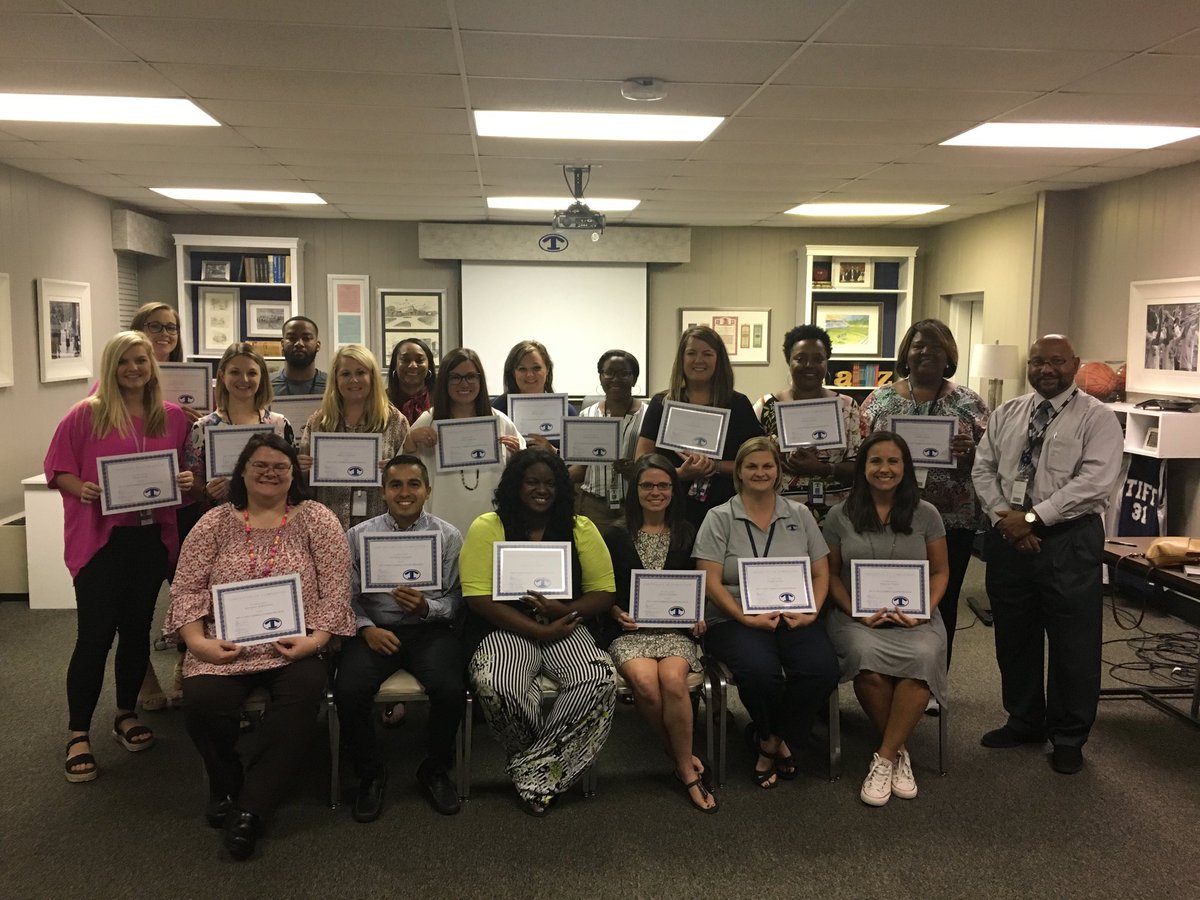 AdamHathaway52's tweet photo. Great group of aspiring leaders completed the program tonight. Thank you all for your commitment to excellence. #4TheT #BLEEDBLUE #prepare4war https://t.co/CYYIuGVVC3