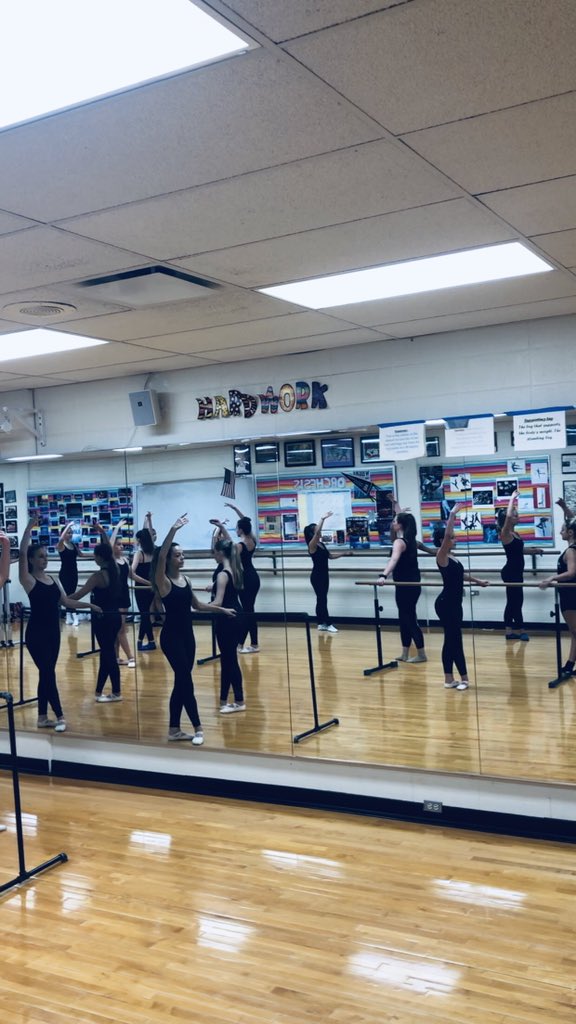 MC_BGOrchesis's tweet photo. BG Orchesis back at it....Ballet technique study! #214firstday #OneBG https://t.co/kATEgrV9SB