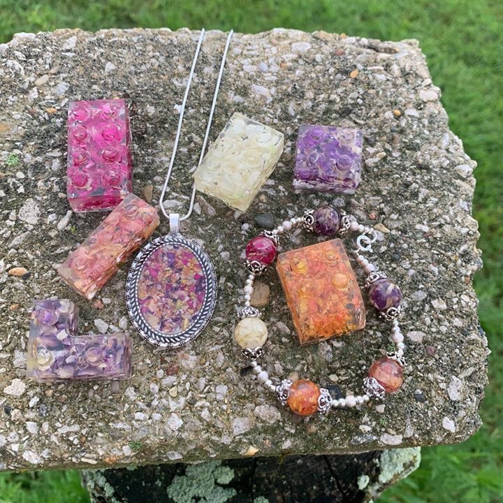 FlowerProject18's tweet image. This project was made from six different colored carnations. 
Styled differently for each member of the family while using the same mix of flowers to bring them together. 

#TheFlowerProject #Carnations #FuneralFlowers #Jewelry #Legos #LegoCustom #FlowerArt  #Family  #Aunt