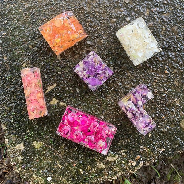 FlowerProject18's tweet image. This project was made from six different colored carnations. 
Styled differently for each member of the family while using the same mix of flowers to bring them together. 

#TheFlowerProject #Carnations #FuneralFlowers #Jewelry #Legos #LegoCustom #FlowerArt  #Family  #Aunt