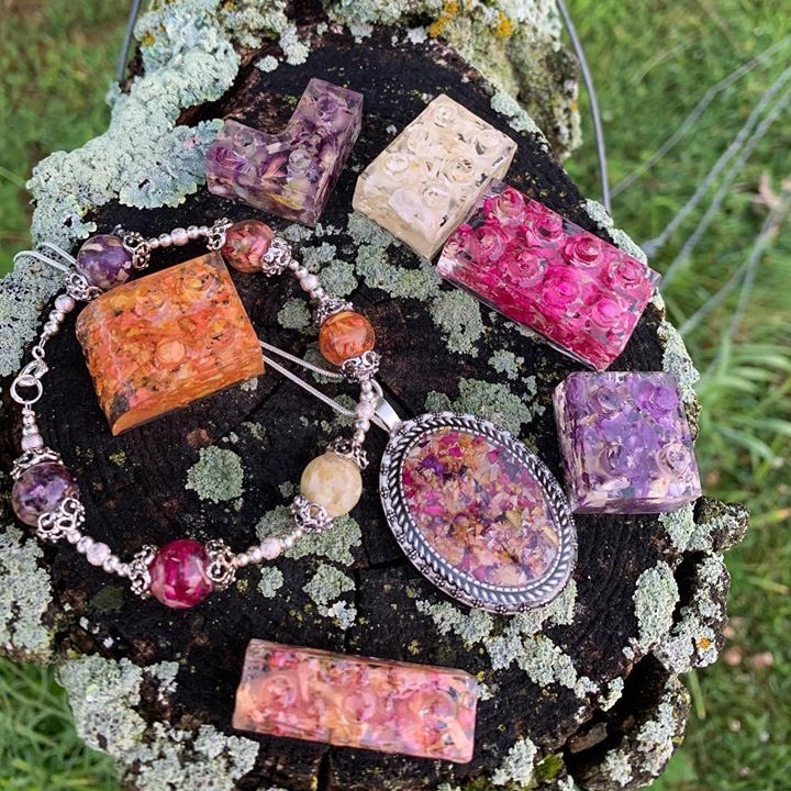 FlowerProject18's tweet image. This project was made from six different colored carnations. 
Styled differently for each member of the family while using the same mix of flowers to bring them together. 

#TheFlowerProject #Carnations #FuneralFlowers #Jewelry #Legos #LegoCustom #FlowerArt  #Family  #Aunt