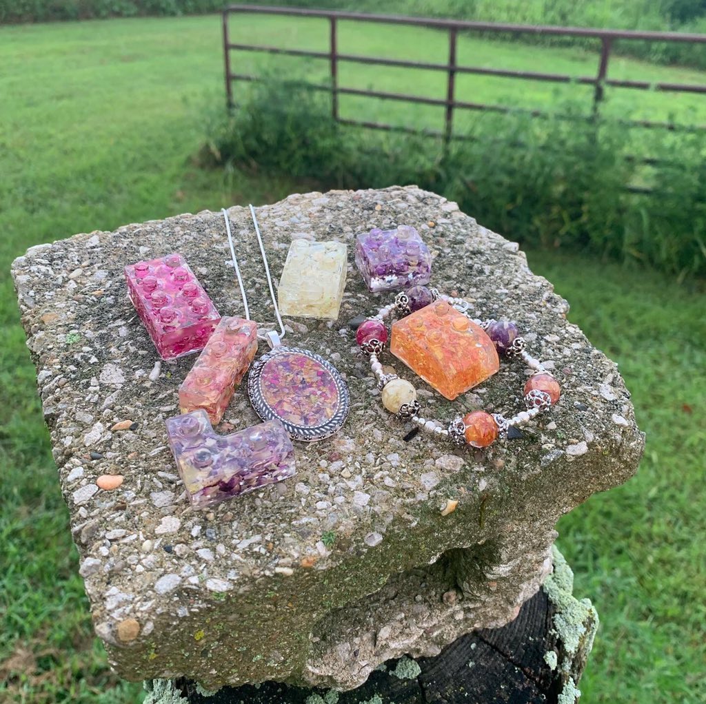 FlowerProject18's tweet image. This project was made from six different colored carnations. 
Styled differently for each member of the family while using the same mix of flowers to bring them together. 

#TheFlowerProject #Carnations #FuneralFlowers #Jewelry #Legos #LegoCustom #FlowerArt  #Family  #Aunt