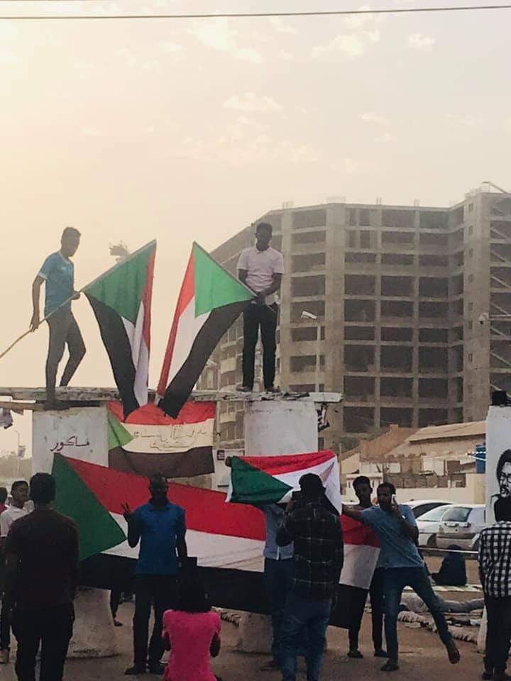 osmandrass's tweet photo. وَ تبقَى' لـِ بَعضِ الأمَاگنْ ذگرَى' ......

تَهْمس' لنَاآ بهدُوءٍ .......

قَائلة لقدْ گانُوا هُنا يومًا ورحَلُوا ..!
#القيادة_العامه https://t.co/lJ7ooXqOHD