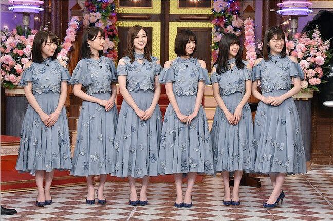 女性アイドル衣装画像 シンクロニシティ 乃木坂46 肌の白さを際立たせるくすみブルーのワンピースは 上品かつシルエットも美しく 彼女達の魅力を更に引き出しています シンプルなデザインですが いくつも舞う繊細な蝶の刺繍がとても華やかですね 足元