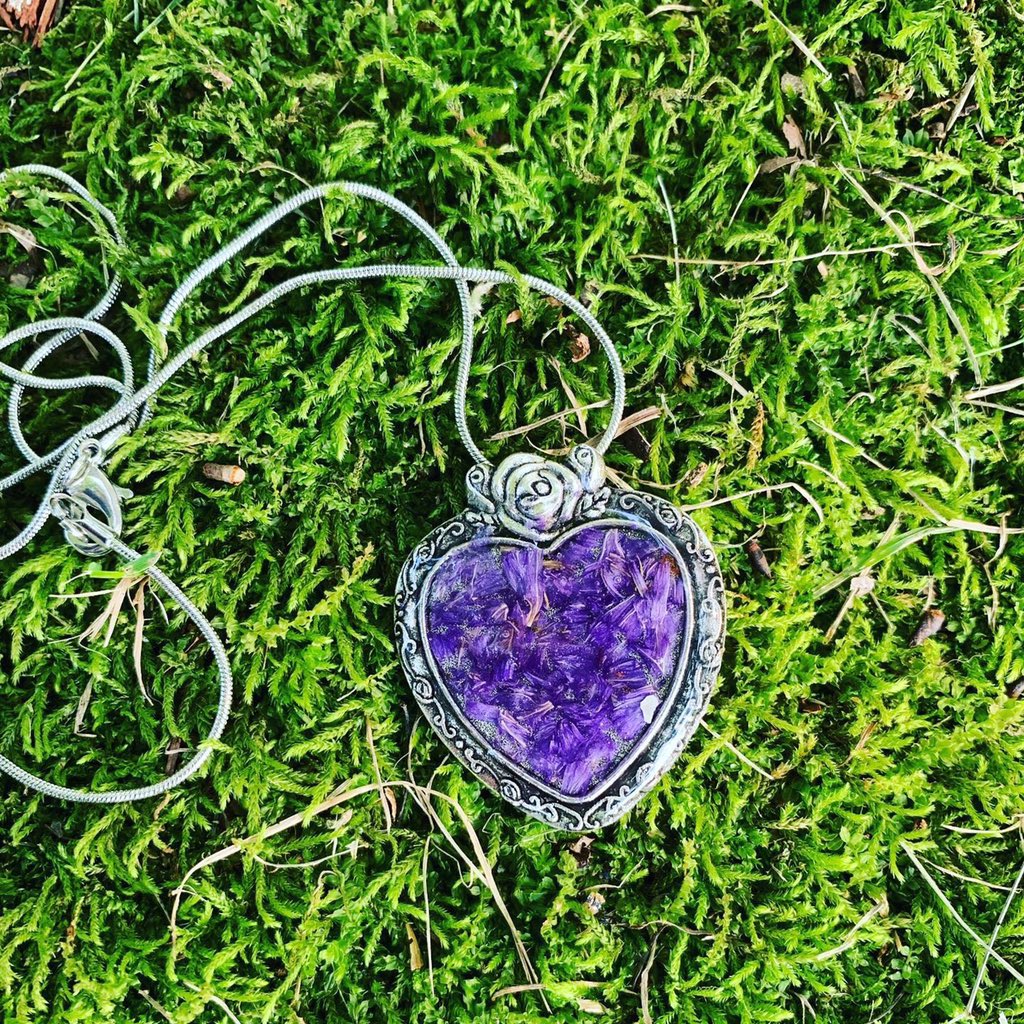FlowerProject18's tweet image. Lavender heart pendant with chain and a lovely lavender bouquet from @marykmuessig 

#TheFlowerProject #Lavender #LilacSeason #Flowers #Purple💜 #FlowerArt #FlowerArtwork #Necklace #FlowerNecklace #CustomArtist #UniqueGift #FuneralFlowers #HappyFriday #Love #ShopLocal