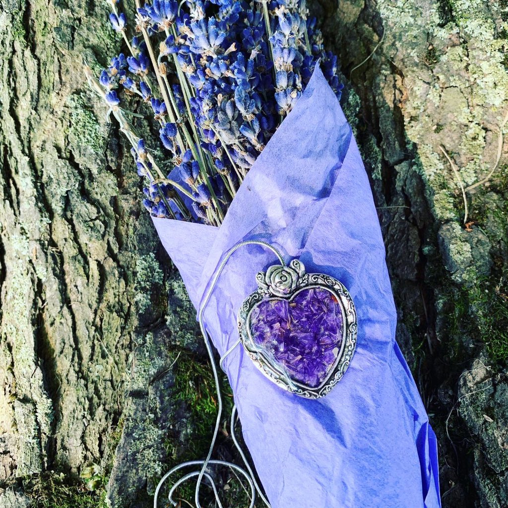 FlowerProject18's tweet image. Lavender heart pendant with chain and a lovely lavender bouquet from @marykmuessig 

#TheFlowerProject #Lavender #LilacSeason #Flowers #Purple💜 #FlowerArt #FlowerArtwork #Necklace #FlowerNecklace #CustomArtist #UniqueGift #FuneralFlowers #HappyFriday #Love #ShopLocal