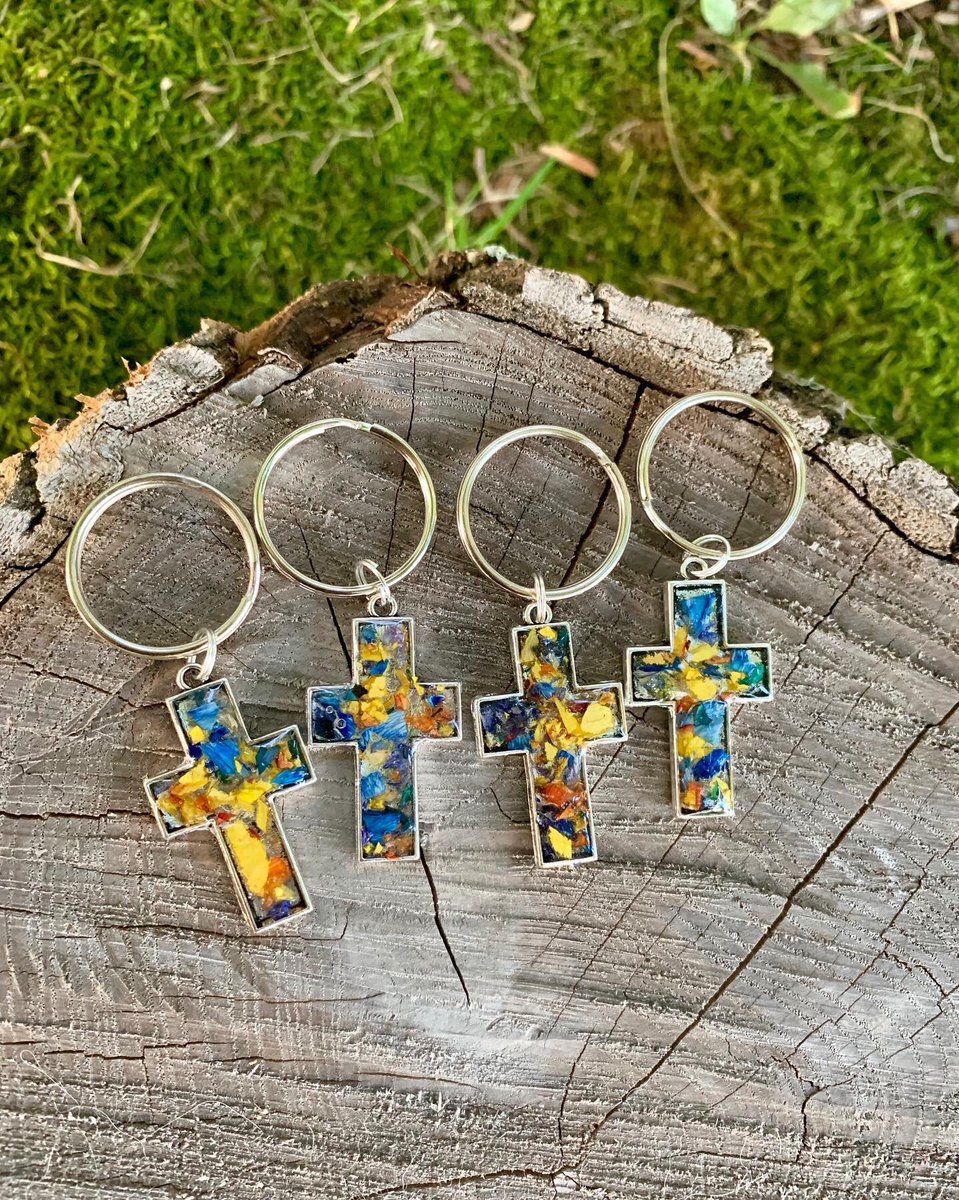 FlowerProject18's tweet image. Cross keychains 

#TheFlowerProject #InMemory #SomeoneSpecial #BeautifulGirl #Keepsake #FuneralFlowers #FuneralService #ThoughtfulGifts #FlowerTherapy #Beautiful #FlowerArt #Flowers #Cross #CrossKeychain #CustomArt #CustomKeychain #Flores #Pray #Love