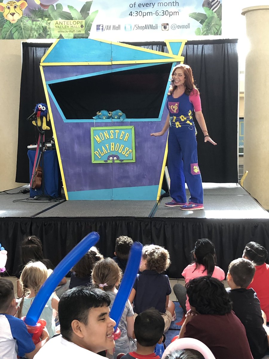 ShopAVMall's tweet photo. Kids Club is currently underway. 🎊🎉 The next show time is at 5:45pm. There’s singing, dancing and puppets. Creative Twist is here face painting and balloon twisting. Please note lines may be cut early depending on length.
#avmall #KidsClub #FamilyFun #Puppets #BalloonTwisting https://t.co/o69Q69ohmM