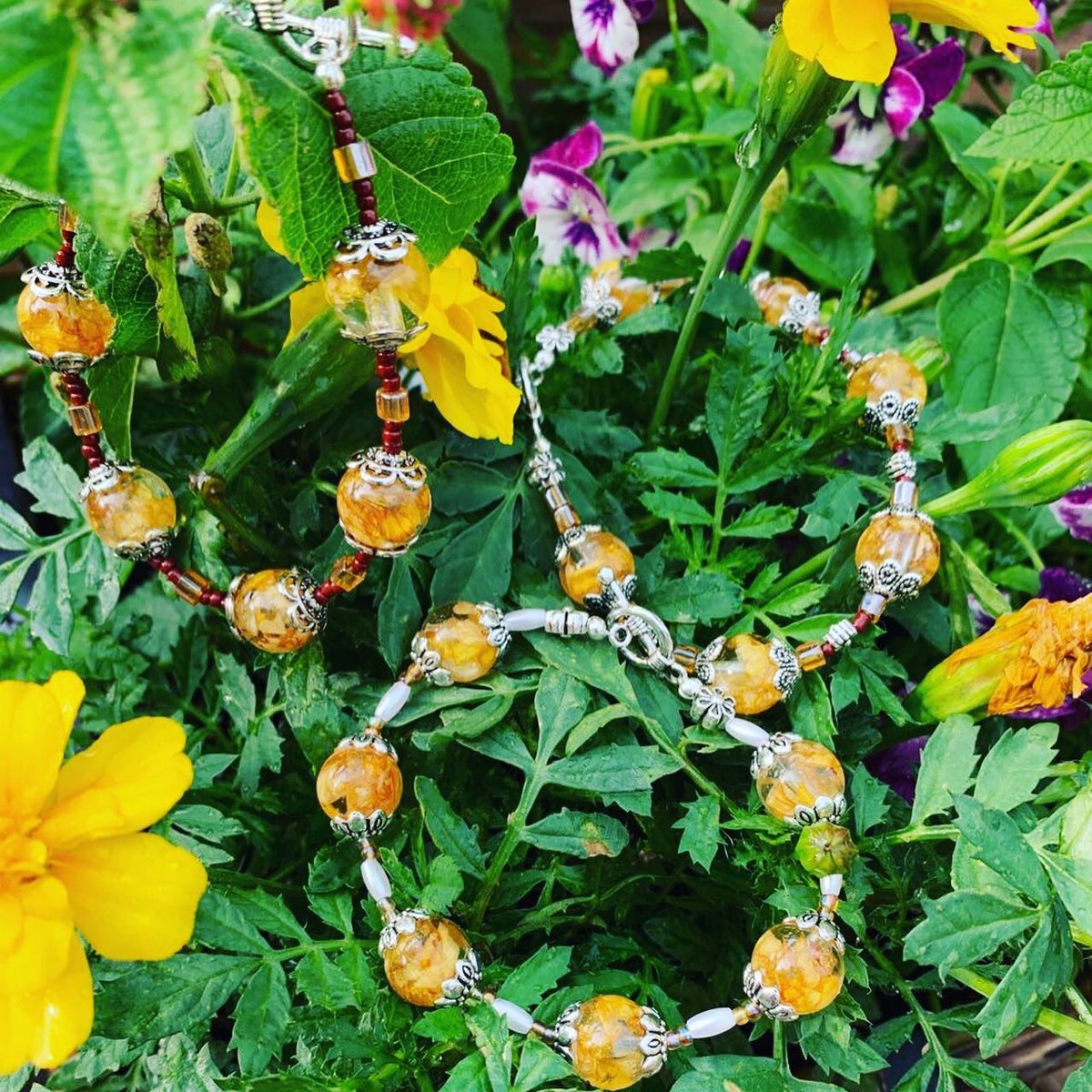 FlowerProject18's tweet image. Flower bracelets. Gifts of remembrance for a Mother and her Daughters. Send us your pictures, we love seeing them.  💛

#TheFlowerProject #FlowerBracelets #FlowerArt #Flowers #Funeral #FuneralFlowers #FuneralService #Remembrance #Mother #FlowerJewelry #Gifts #Indiana