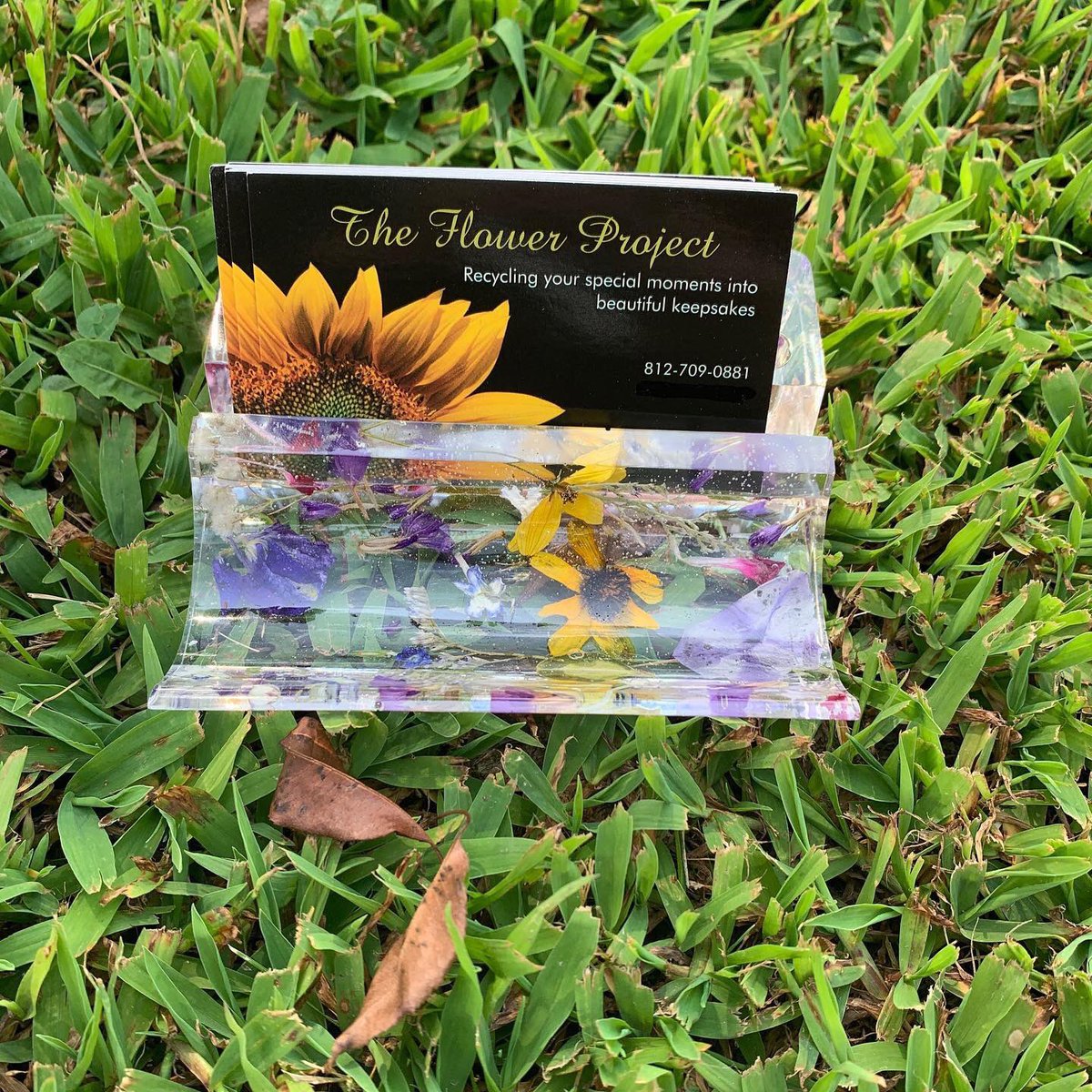 FlowerProject18's tweet image. Pretty little business card holder. This one is made from wildflowers, but can be customized with any flowers. It holds 5 pens or pencils. 
#TheFlowerProject #DeskArt #BusinessCards #DeskOrganization #DeskDecor #Desk #DeskSetup #WildFlowers #Advertising #GiftIdeas #Business