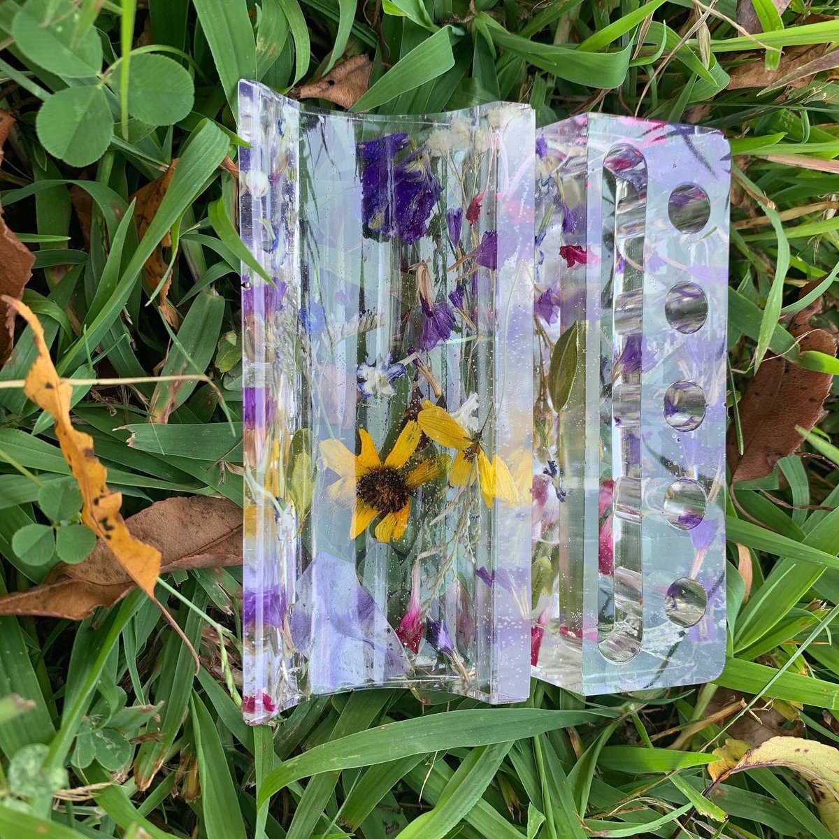 FlowerProject18's tweet image. Pretty little business card holder. This one is made from wildflowers, but can be customized with any flowers. It holds 5 pens or pencils. 
#TheFlowerProject #DeskArt #BusinessCards #DeskOrganization #DeskDecor #Desk #DeskSetup #WildFlowers #Advertising #GiftIdeas #Business