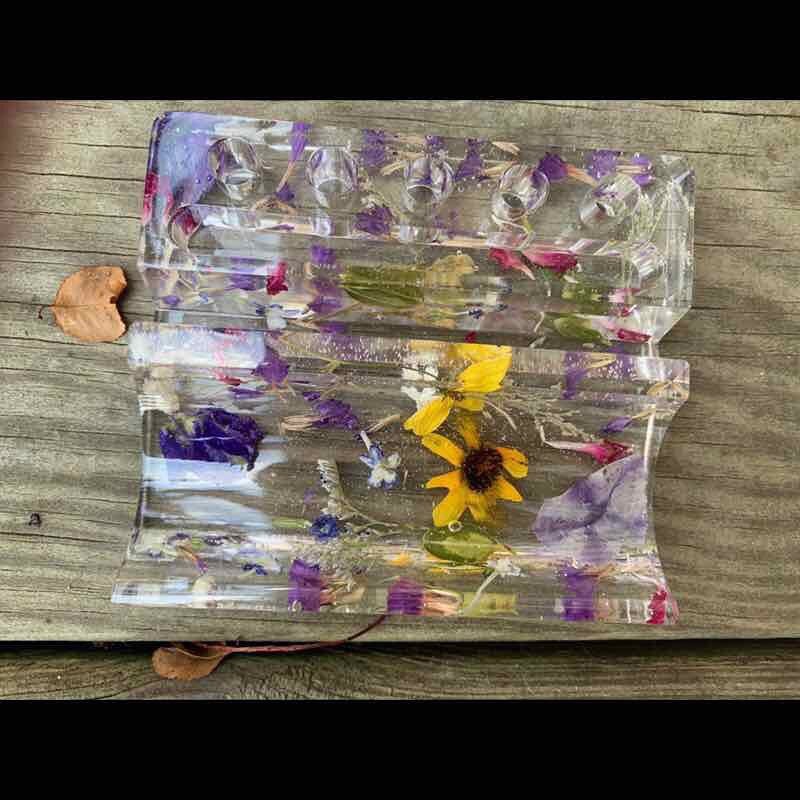 FlowerProject18's tweet image. Pretty little business card holder. This one is made from wildflowers, but can be customized with any flowers. It holds 5 pens or pencils. 
#TheFlowerProject #DeskArt #BusinessCards #DeskOrganization #DeskDecor #Desk #DeskSetup #WildFlowers #Advertising #GiftIdeas #Business