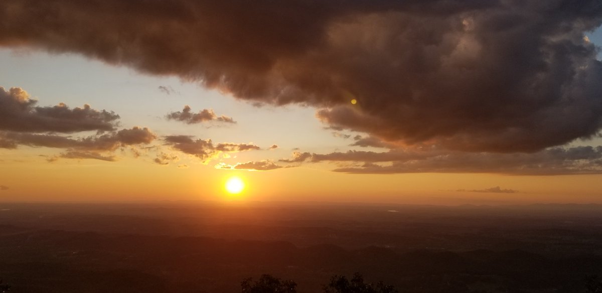 10weather's tweet photo. It's getting better ... #waitingonsunset #LookRock https://t.co/9DYmNhipfX
