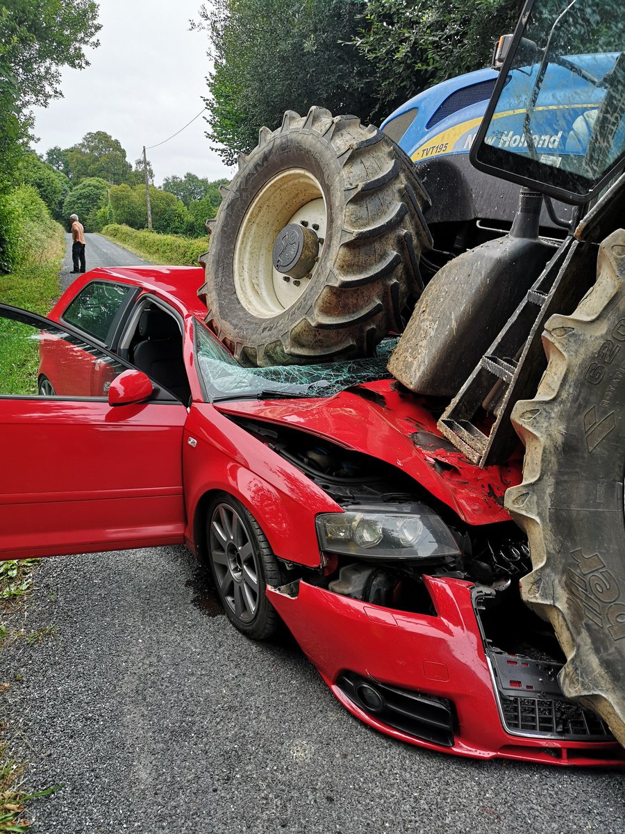 Carlos_FCSE's tweet photo. Hoy llevé el susto de mi vida. Quedé atrapado dentro de mi coche debajo de un tractor... Sólo Dios y el cinturón saben como salí prácticamente ileso. Unas pocas contusiones de aguantar mucho peso y poco más. Por suerte nada roto. Pon el CINTURÓN SIEMPRE. RT 💪 https://t.co/eenKpvmZhA