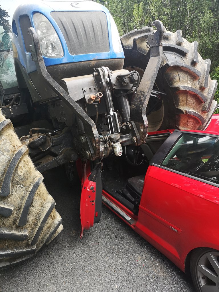 Carlos_FCSE's tweet photo. Hoy llevé el susto de mi vida. Quedé atrapado dentro de mi coche debajo de un tractor... Sólo Dios y el cinturón saben como salí prácticamente ileso. Unas pocas contusiones de aguantar mucho peso y poco más. Por suerte nada roto. Pon el CINTURÓN SIEMPRE. RT 💪 https://t.co/eenKpvmZhA