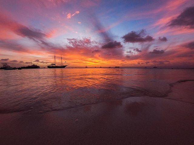 joehadams's tweet photo. Obligatory vacation sunset photo #gopro https://t.co/jckebZmy0W https://t.co/1HnpMcpGYj