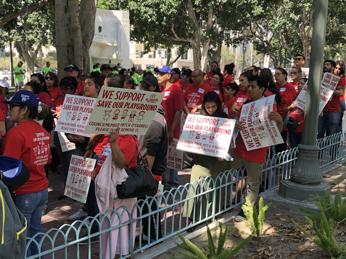 bintheredoneth1's tweet photo. Really inspiring protest by @ECDP1157. Please help #SaveOurPlayground https://t.co/uudP8S3atw @MitchOFarrell you should be supporting their efforts to get kids out of gangs and break the school-to-prison pipeline not taking their playground away 😡 https://t.co/a0s6Iihpq8