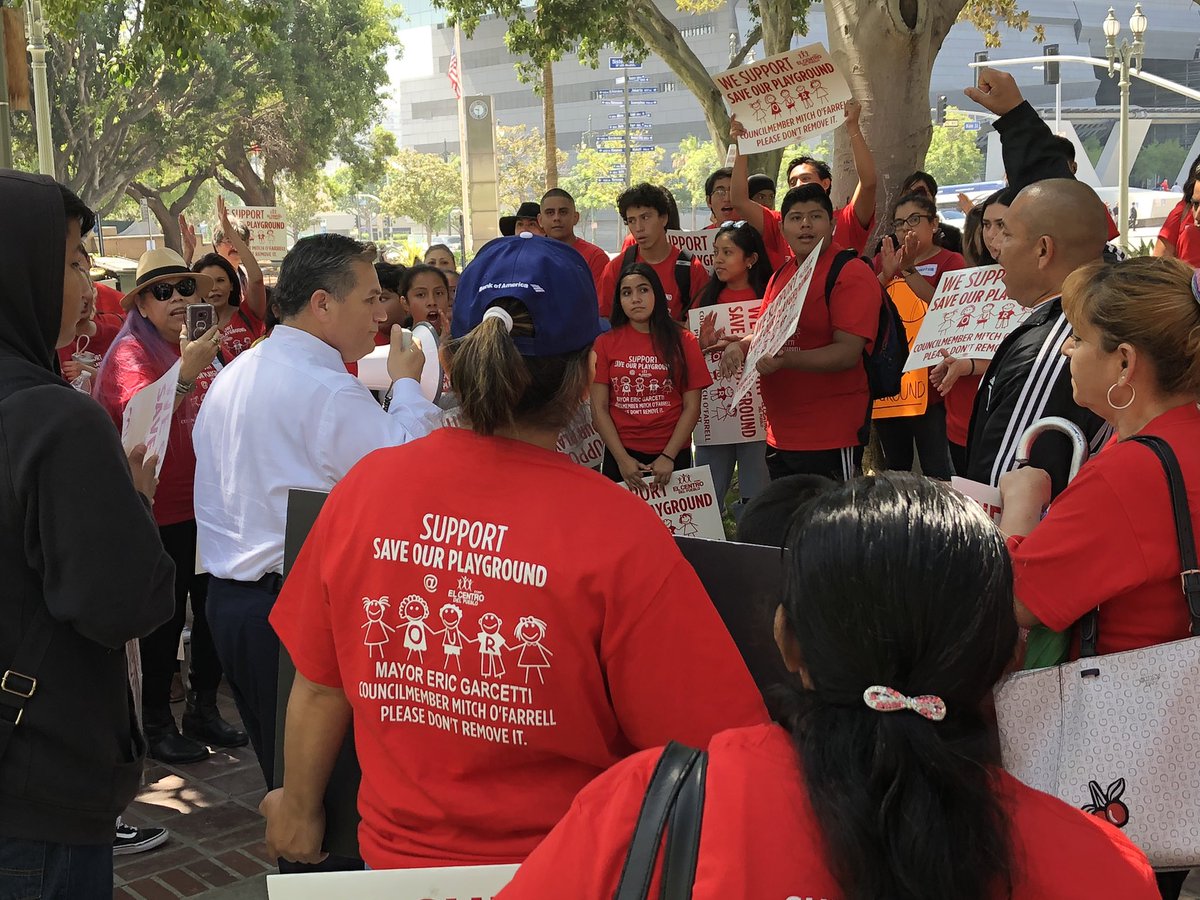 bintheredoneth1's tweet photo. Really inspiring protest by @ECDP1157. Please help #SaveOurPlayground https://t.co/uudP8S3atw @MitchOFarrell you should be supporting their efforts to get kids out of gangs and break the school-to-prison pipeline not taking their playground away 😡 https://t.co/a0s6Iihpq8