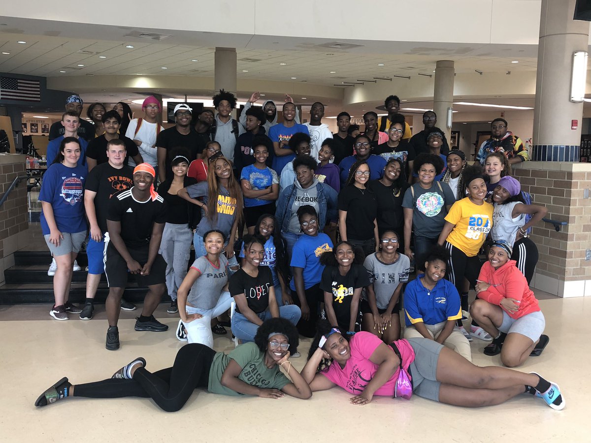 IgnitionCmhs's tweet photo. 2019-2020 ignition mentors and PBIS ambassadors getting ready for 1st day back https://t.co/MQp05D1Yzl