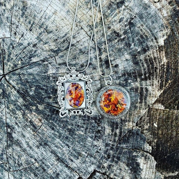 FlowerProject18's tweet image. Tiger lily themed Pendants. These can be made into necklaces, keychains, or suncatchers.  

#TheFlowerProject #TigerLilly #Flowers #FlowerNecklace #FlowerKeychain #FuneralService #WildFlowers #FlowerArt #WeddingFlowers #Wedding #CustomArt #PerfectGift #Pendants #Indiana