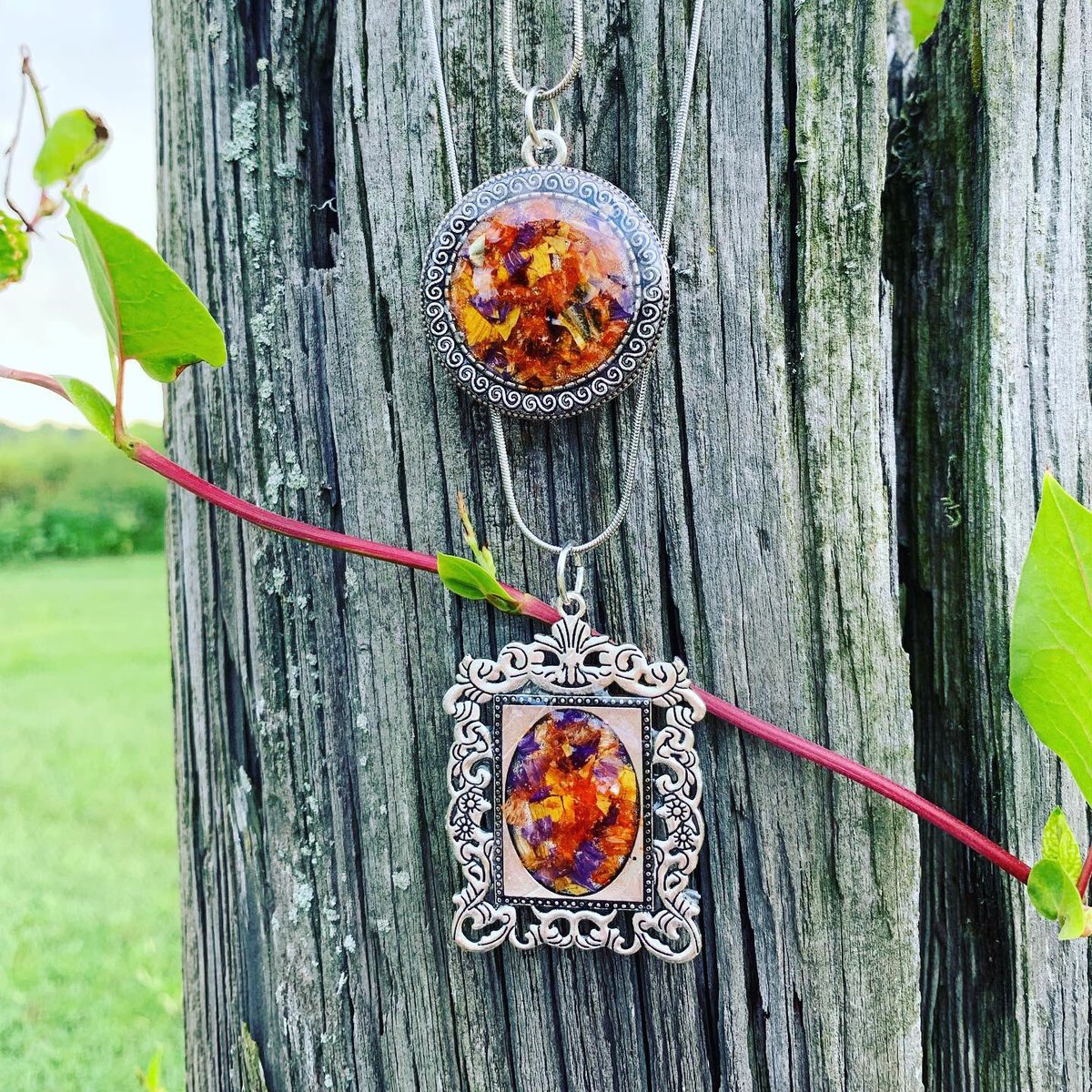 FlowerProject18's tweet image. Tiger lily themed Pendants. These can be made into necklaces, keychains, or suncatchers.  

#TheFlowerProject #TigerLilly #Flowers #FlowerNecklace #FlowerKeychain #FuneralService #WildFlowers #FlowerArt #WeddingFlowers #Wedding #CustomArt #PerfectGift #Pendants #Indiana