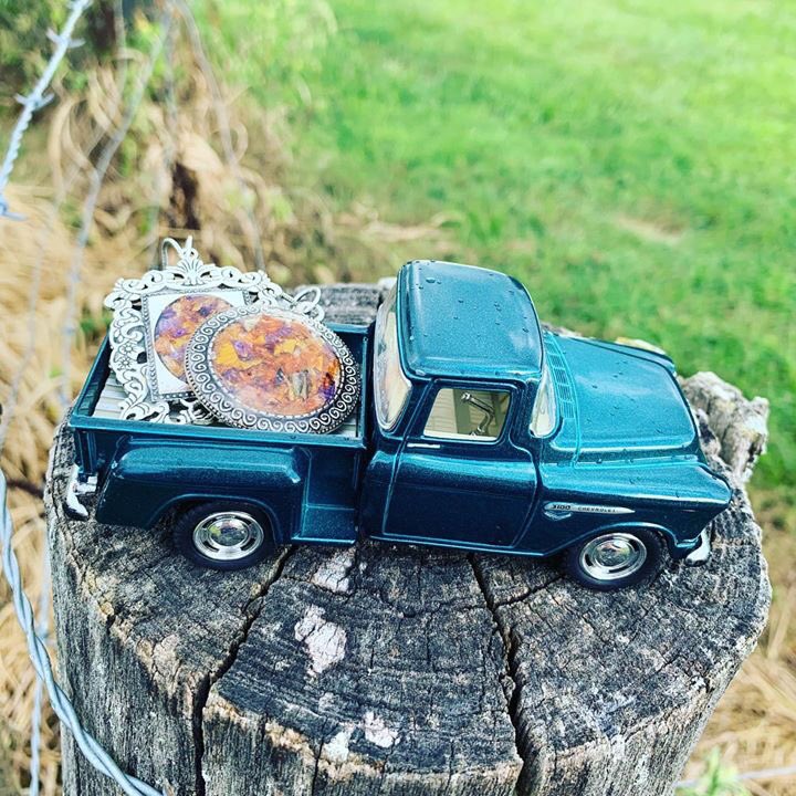 FlowerProject18's tweet image. Tiger lily themed Pendants. These can be made into necklaces, keychains, or suncatchers.  

#TheFlowerProject #TigerLilly #Flowers #FlowerNecklace #FlowerKeychain #FuneralService #WildFlowers #FlowerArt #WeddingFlowers #Wedding #CustomArt #PerfectGift #Pendants #Indiana