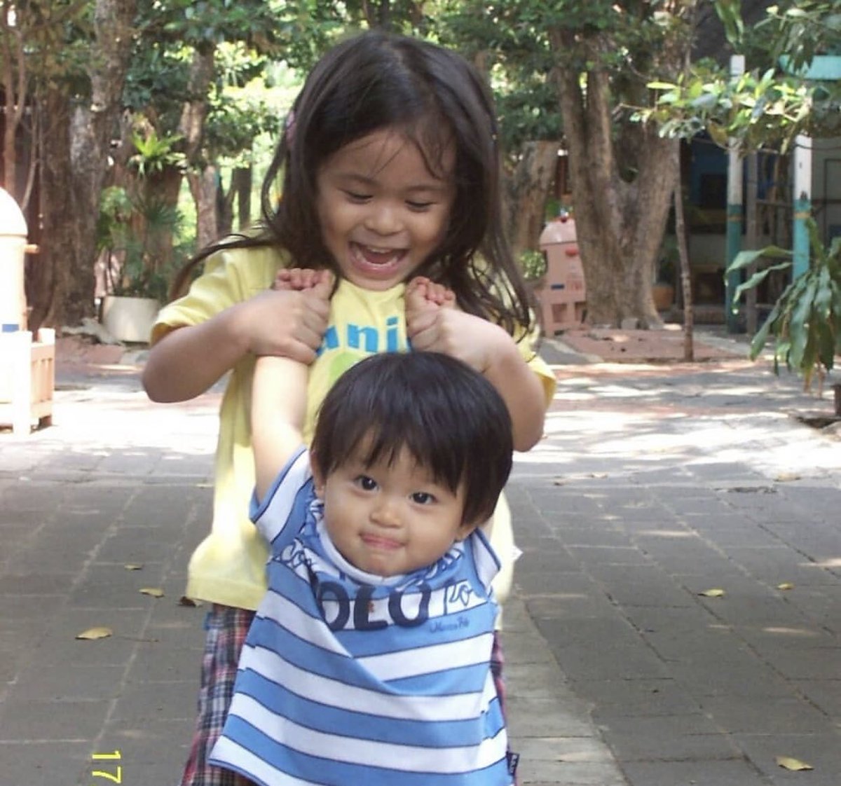 Di perhatiin, tangan tuh org kayak ga punya engsel ya, bisa d puter hmpir 360 derajat... 🤔