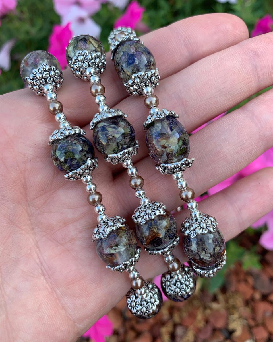 FlowerProject18's tweet image. Beautiful bracelets of remembrance. These bracelets show a little piece of each flower from that day. 
#TheFlowerProject #Bracelets #BeautifulGirl #Flowers #Love #Thoughtfulness #FlowerArt #FuneralService #FuneralFlowers #FlowerBeads #FlowerBracelet