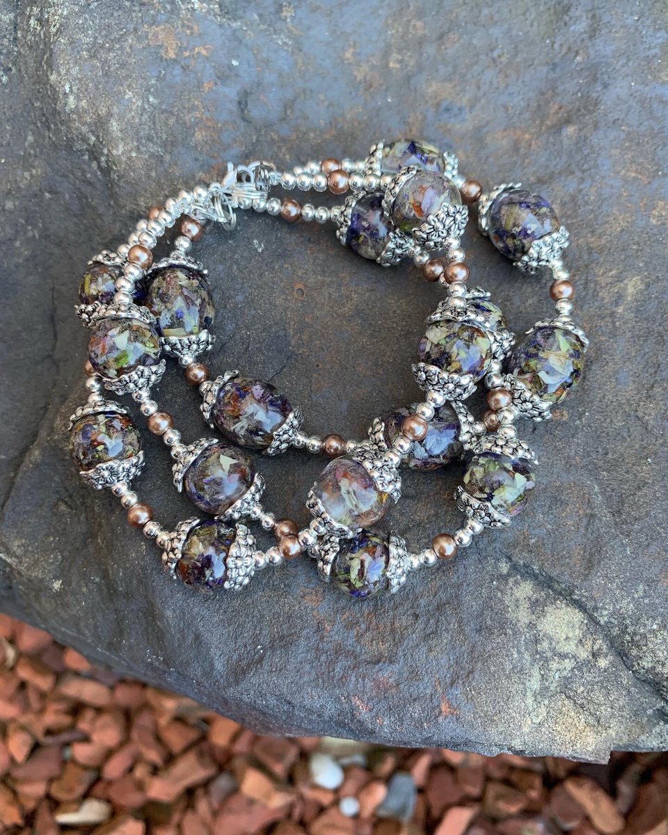 FlowerProject18's tweet image. Beautiful bracelets of remembrance. These bracelets show a little piece of each flower from that day. 
#TheFlowerProject #Bracelets #BeautifulGirl #Flowers #Love #Thoughtfulness #FlowerArt #FuneralService #FuneralFlowers #FlowerBeads #FlowerBracelet