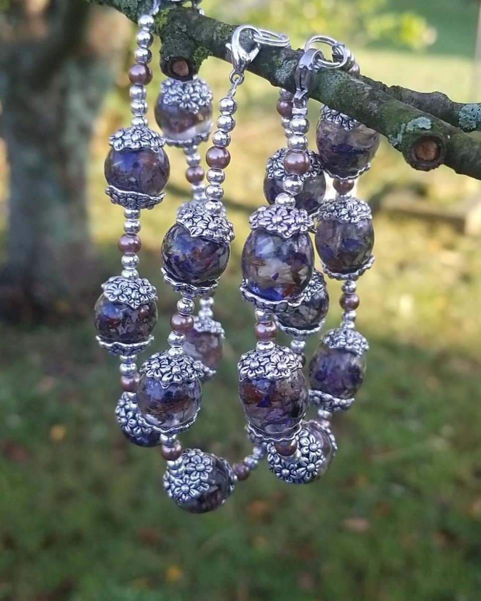 FlowerProject18's tweet image. Beautiful bracelets of remembrance. These bracelets show a little piece of each flower from that day. 
#TheFlowerProject #Bracelets #BeautifulGirl #Flowers #Love #Thoughtfulness #FlowerArt #FuneralService #FuneralFlowers #FlowerBeads #FlowerBracelet