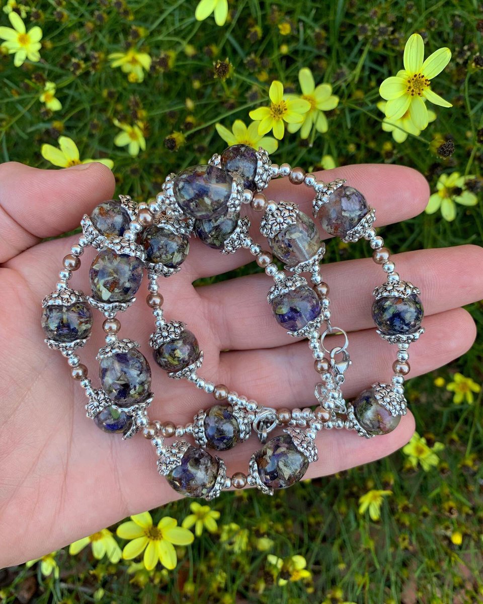 FlowerProject18's tweet image. Beautiful bracelets of remembrance. These bracelets show a little piece of each flower from that day. 
#TheFlowerProject #Bracelets #BeautifulGirl #Flowers #Love #Thoughtfulness #FlowerArt #FuneralService #FuneralFlowers #FlowerBeads #FlowerBracelet