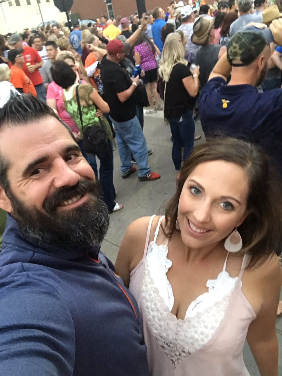 BeckingMyranda's tweet photo. Missing the guy on the left! #singlefortheseason #footballgirlfriend @Coach_Lueck https://t.co/Sho7A2NA0U