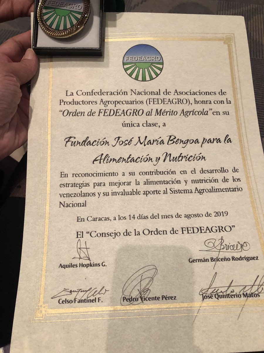 MHerreradeF's tweet photo. Un día muy emocionante cuando @FUNDACIONBENGOA recibe el premio al Mérito Agrícola de @Fedeagro como institución. Honrada de pertenecer a este gran equipo. Bravo colegas, premio al trabajo y excelencia https://t.co/6gpQTdGDfV