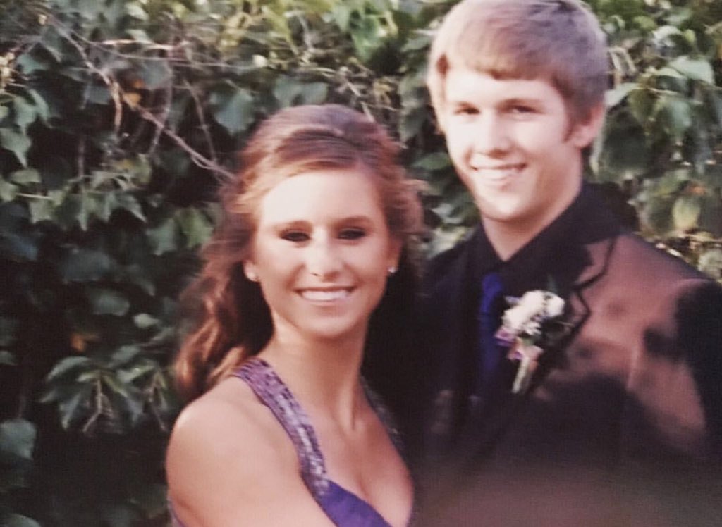 lexi_cking's tweet photo. prom vs wedding ✨ https://t.co/8V7Yi08fCv