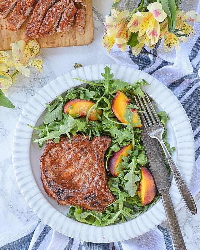 plaidandpaleo's tweet photo. NEW RECIPE// Grilled BBQ Pork Chops. This recipe contains only 4 simple ingredients, two being salt and pepper. It is that easy. My husband and I live for these pork chops, and I love pairing them with a light salad with fresh peaches. Find the recipe on… https://t.co/O3CFkWqEDi https://t.co/Ell6q8qsCX