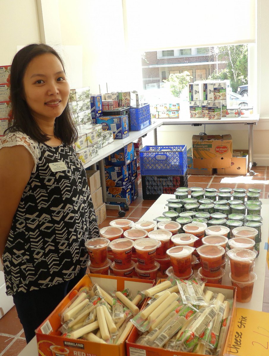 SolidGround's tweet photo. Today was the opening of the new, weekly Sand Point food bank! We're stoked to work with local organizations like @mercyhousing, @ymcaseattle, and @udistrictfoodbank, so residents in the area can get quick & easy access to food. #meetingbasicneeds #nurturingsuccess https://t.co/bpuEwiJBhb