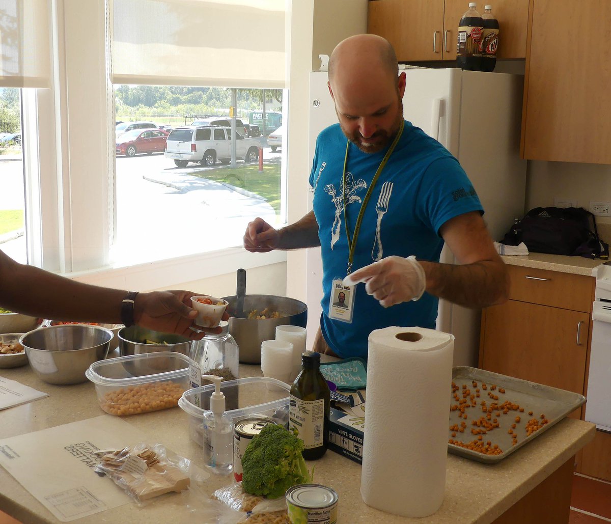 SolidGround's tweet photo. Today was the opening of the new, weekly Sand Point food bank! We're stoked to work with local organizations like @mercyhousing, @ymcaseattle, and @udistrictfoodbank, so residents in the area can get quick & easy access to food. #meetingbasicneeds #nurturingsuccess https://t.co/bpuEwiJBhb