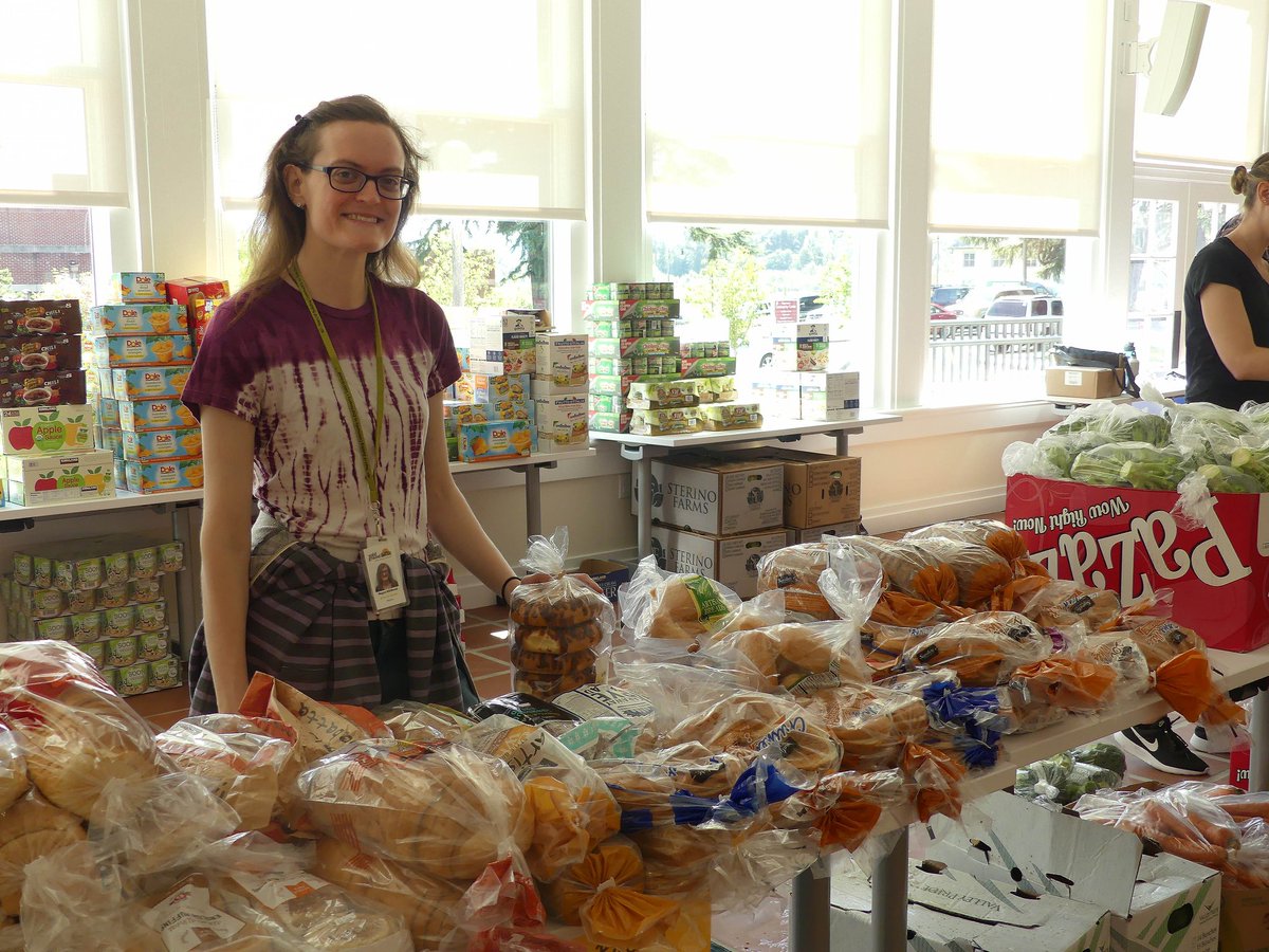 SolidGround's tweet photo. Today was the opening of the new, weekly Sand Point food bank! We're stoked to work with local organizations like @mercyhousing, @ymcaseattle, and @udistrictfoodbank, so residents in the area can get quick & easy access to food. #meetingbasicneeds #nurturingsuccess https://t.co/bpuEwiJBhb