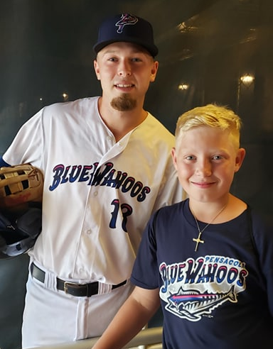 LumberKings's tweet photo. LumberKings bat boy Mason stopped by to visit 2018 LumberKing first baseman Ryan Costello (@RCos13) on family vacation in Pensacola! #OnceAKingAlwaysAKing #LumberKingsFamily #LumberUp https://t.co/u7S8QPYjZa