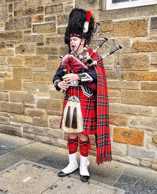 desiredtastes's tweet photo. A Gorgeous Town with Wonderful Sounds🎶💂♂️🏴#WanderlustWednesday
--
#Bagpiper #Bagpipes #Scottish #Kilt #Music #Travel #Wanderlust #Traveler #SoloTravel #Traveller #Instatravel #Travelgram #TravelBug #RoyalMile #OldTown #Edinburgh #Scotland #ThisIsE… https://t.co/C49rYhaOgY https://t.co/nIlNIGtjR1