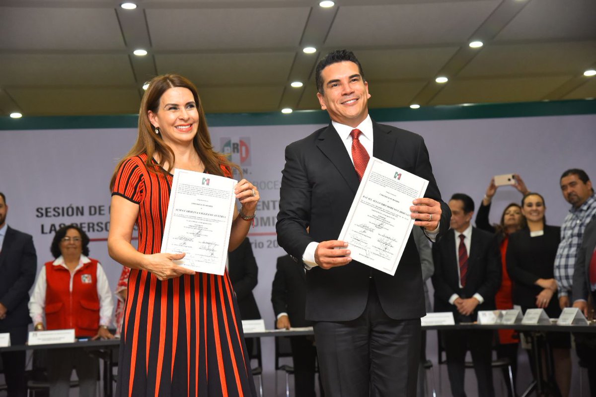 Boca1963S's tweet photo. La fórmula ganadora integrada por @alitomorenoc y @caroviggiano recibieron la constancia de mayoría que los acredita como Presidente y Secretaria General, respectivamente, del Comité Ejecutivo Nacional del @PRI_Nacional. https://t.co/NCyQiaJzJr