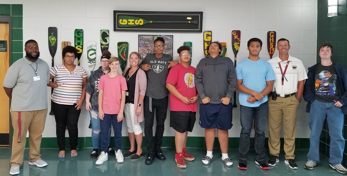 BeeGhs's tweet photo. This years family pic!!  Love our kiddos!! #ghspass #greenwood #bethehoneybee #regulators #GoGators https://t.co/wQh2RnNIQT
