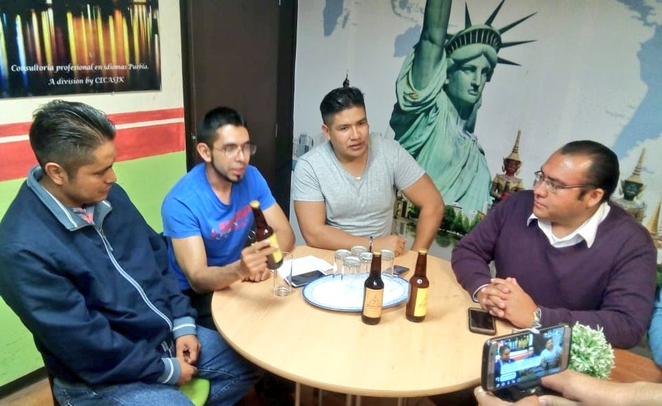 MigueCholula's tweet photo. Presentamos en @Poder_Opinion la cerveza artesanal "Jerónimo" hecha en @SanJeronimoC1, gracias a @allengot y a #LaloCruz por la invitación y ser parte de este proyecto, que estoy seguro será un gran éxito.
"La bebida de los #Calerenses".
@Poder_Opinion https://t.co/yENhFGQYMl