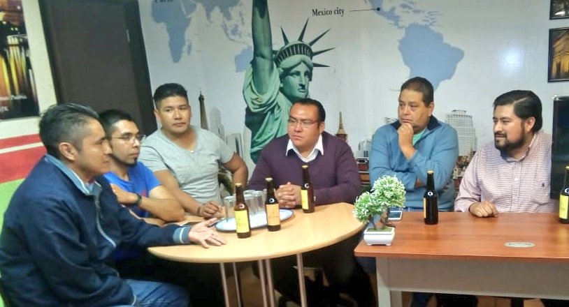 MigueCholula's tweet photo. Presentamos en @Poder_Opinion la cerveza artesanal "Jerónimo" hecha en @SanJeronimoC1, gracias a @allengot y a #LaloCruz por la invitación y ser parte de este proyecto, que estoy seguro será un gran éxito.
"La bebida de los #Calerenses".
@Poder_Opinion https://t.co/yENhFGQYMl