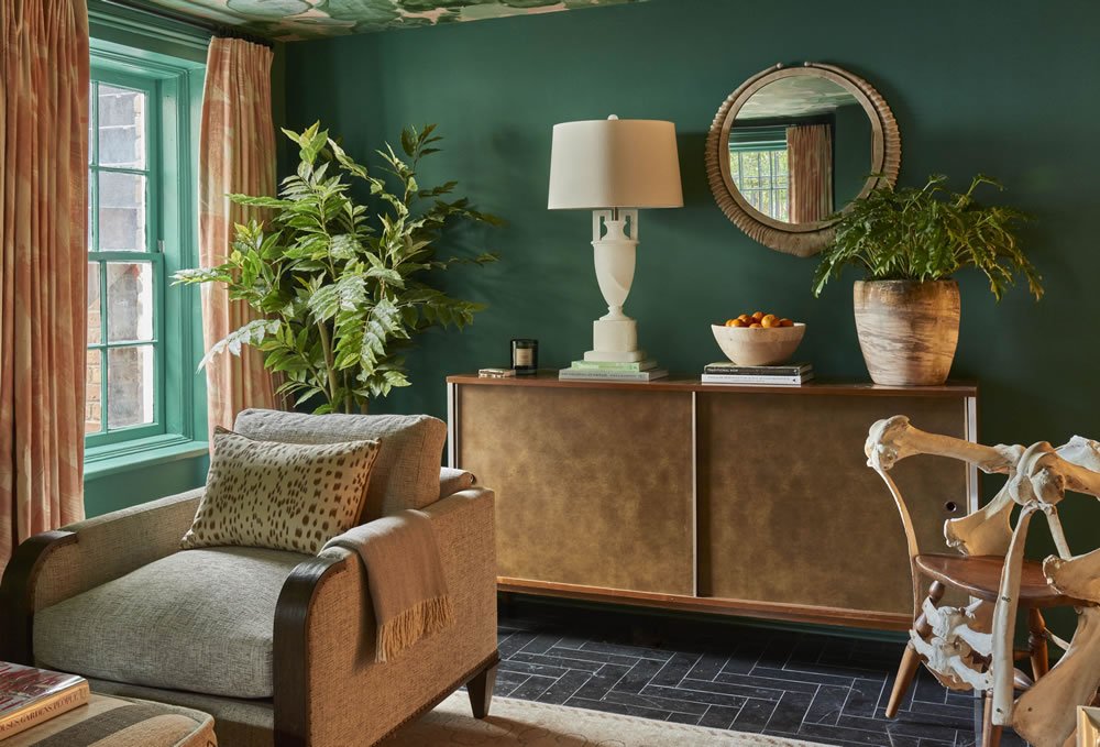ARTFurnitureInc's tweet photo. Life is sweeter in Savannah! Emerald green oasis designed by @DeniseMcGaha for the #southernstylenow. Can you spot our Geode Chase Chair? #ARTfurniture #ARThomefurnishings #workofART #interiordesign #interiorinspo #furnitureinspo #designinspo #interiors #designer #livingroom https://t.co/wulB4wEL0S