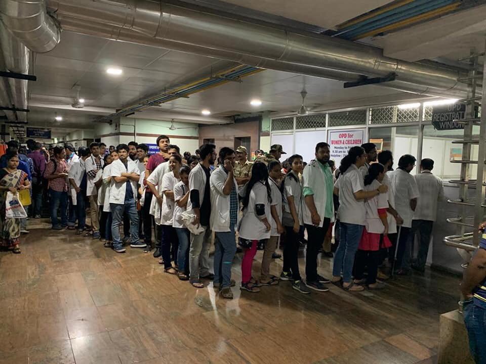 DrRebellious's tweet photo. Resident doctors at Sion Hospital working under extremely hostile work environment afraid of their lives with no support whatsoever from the administration and even the Police with no where to turn, are seeking counselling from psychiatry OPD #SaveTheDoc https://t.co/jemxBClSax