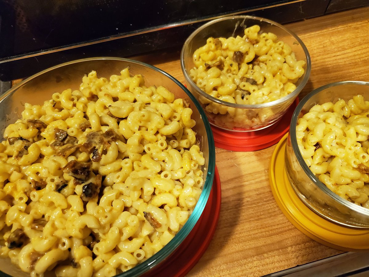 xBeautiful_Lies's tweet photo. Yassssss meal prep for the last half of my weeeeeeek. #vegan cheddar bacon mac featuring cheddar from @TheHerbivorousB and benevolent bacon from @SweetEarthFoods 🙌🙌 #fatstatus #imnotsharing https://t.co/7MTIHTO3bC